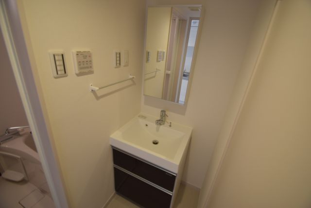 リブリ・ビクトリアスビージーの独立洗面台|オシャレな独立洗面台です