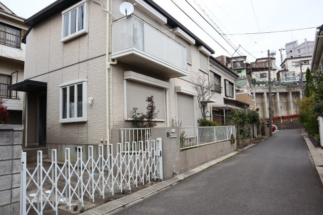習志野市屋敷３丁目　中古戸建　軽量鉄骨造　セキスイハウス施工　南公道面の前面道路含む現地写真