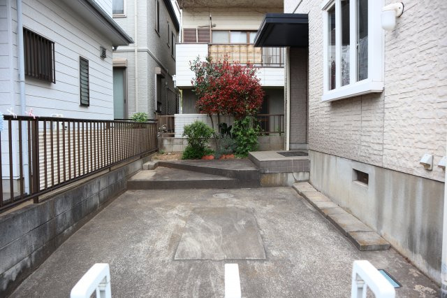 習志野市屋敷３丁目　中古戸建　軽量鉄骨造　セキスイハウス施工　南公道面の駐車場