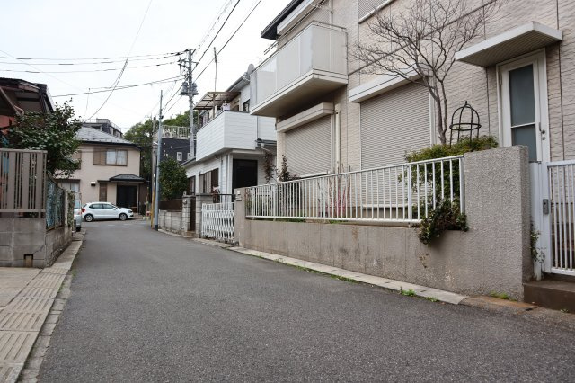 習志野市屋敷３丁目　中古戸建　軽量鉄骨造　セキスイハウス施工　南公道面の前面道路含む現地写真