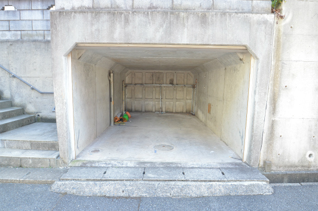 中古住宅　力丸町の駐車場