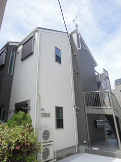 【外観】 | 京急本線「京急川崎」駅・京浜東北線「川崎」駅より徒歩圏内！2駅2沿線利用可能で通勤通学・お買物にも便利な立地の2階建てアパートです♪