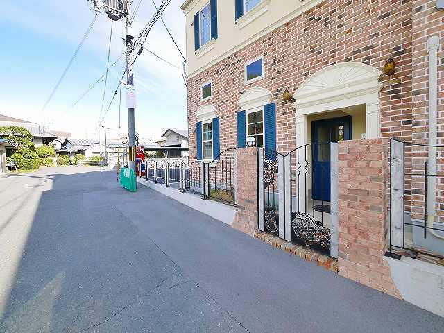 カサフェリス富雄　弐番館のその他共用部分|ゆとりのあるアパート入り口付近です