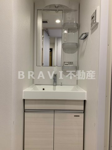 ラ・フォルム天満橋EAST（ラフォルムテンマバシイースト）　BRAVI不動産の独立洗面台|【ミラージュパレス天満橋EAST】朝の支度にも助かる、独立の洗髪洗面化粧台
