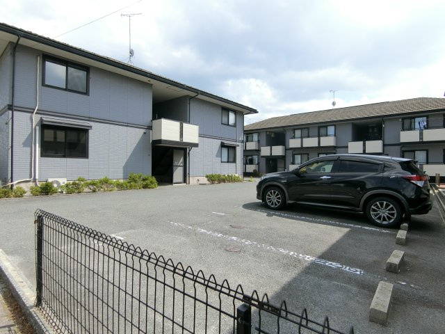 プリムローズⅢＢ棟の駐車場