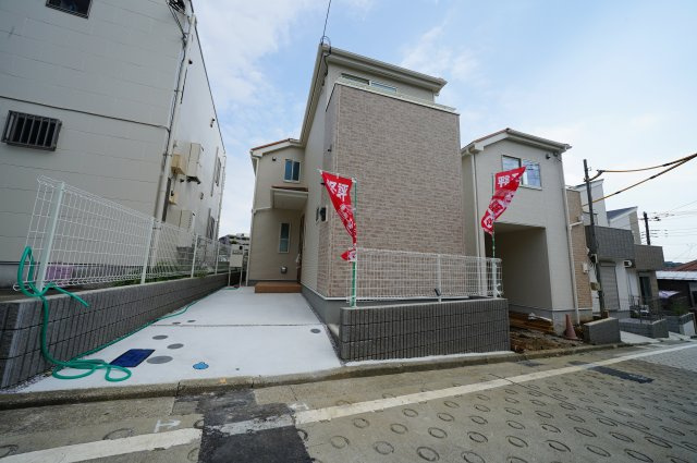 保土ヶ谷区初音ヶ丘全２棟　新築戸建【成約】の外観|最寄バス停より徒歩4分。バスアクセスの良い立地のお住まい