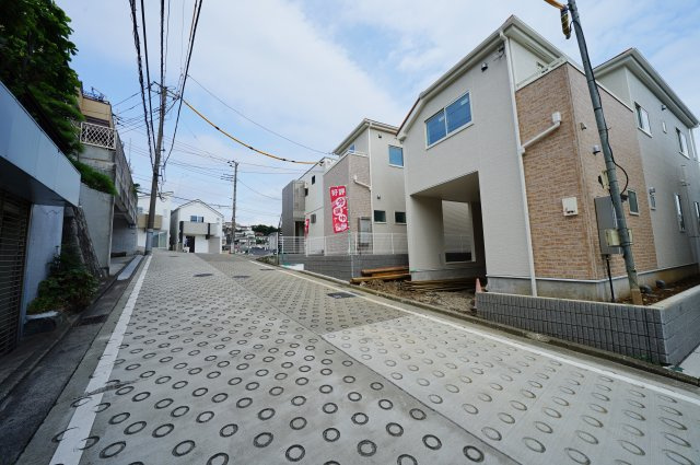 保土ヶ谷区初音ヶ丘全２棟　新築戸建【成約】の前面道路含む現地写真|住環境に配慮された第1種低層住居専用地域
