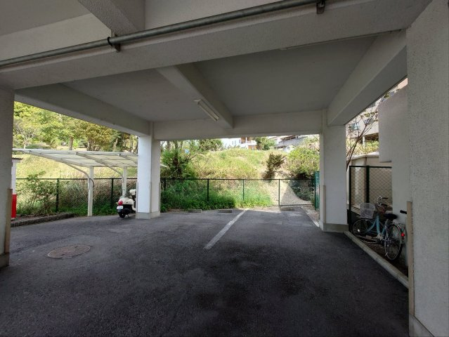 グレースコート青葉丘の駐車場