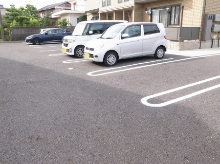 シャルマンヴィーAの駐車場