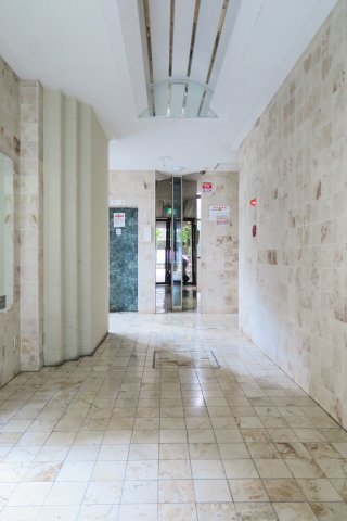朝日プラザ北畠西のエントランス