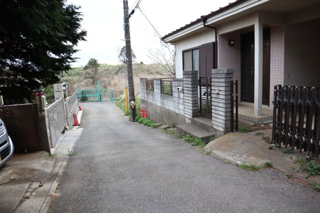 花見川区幕張町２丁目　お手頃中古戸建　の前面道路含む現地写真