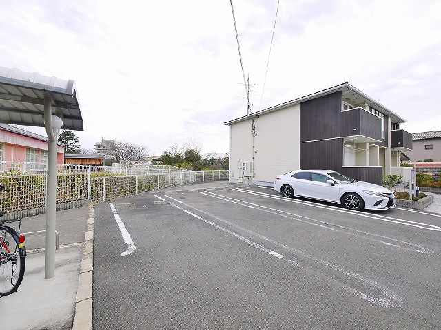 サンライト・ヴィラの駐車場|車をお持ちの方に嬉しい駐車場付きの物件です