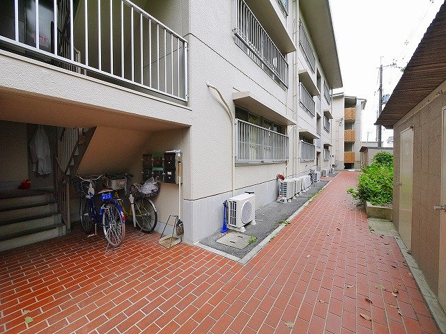 尼ヶ辻ハイツⅡのエントランス|ゆとりのあるエントランスです