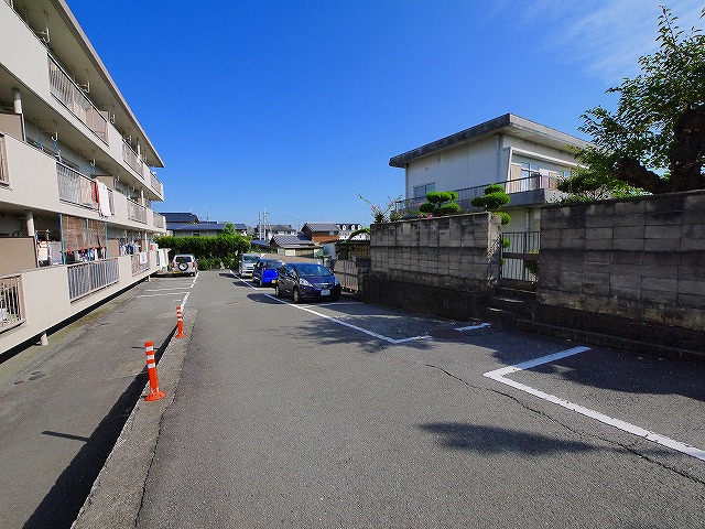 尼ヶ辻ハイツⅡの駐車場|駐車場があるので、車を買う予定の方も安心です
