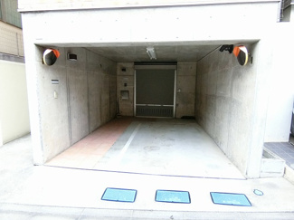 【駐車場】 | いつでも目の届く敷地内に駐車場があります♪屋内なので、雨の時の乗り降りもらくらく♪