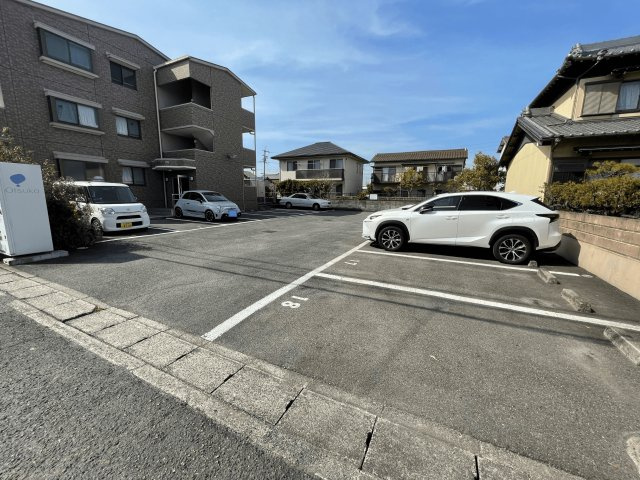 コーラル半田の駐車場