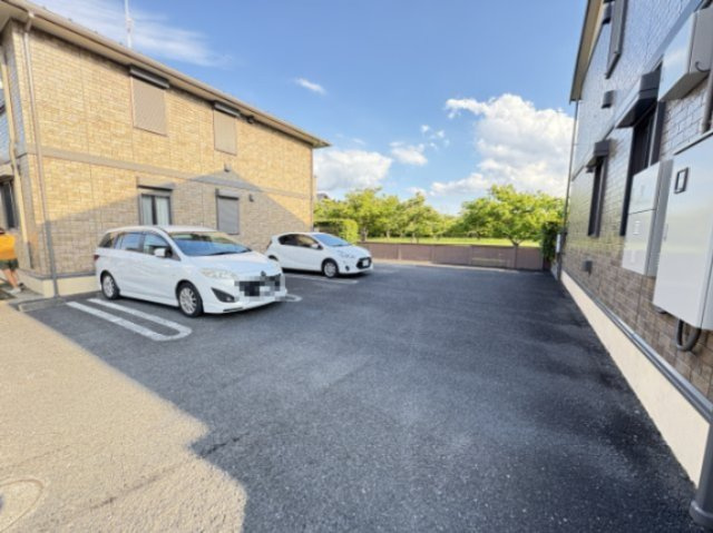 クレストBの駐車場