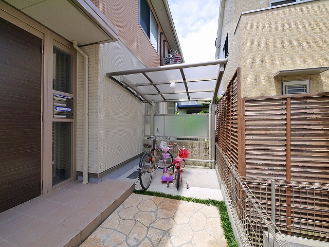 シャーメゾン東九条のその他共用部分|ゆったりとした駐輪スペース。