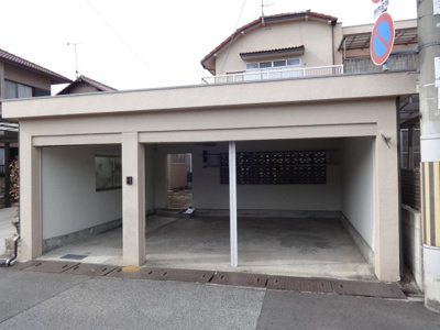 【駐車場】 | 新神野４丁目戸建 | シャッター付き車庫！車種により２～３台駐車OK♪