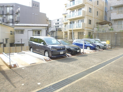 【駐車場】 | ステージ鷺沼 | いつでも目の届く敷地内に駐車場があります♪お車をお持ちの方におすすめです☆