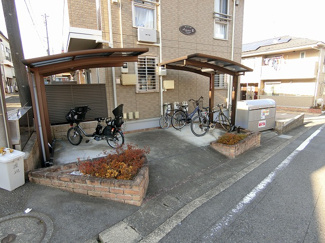 【その他共用部分】 | 屋根付きの駐輪場で雨が降っても大切な自転車が濡れなくてすみますね♪駅から自転車もおすすめです！