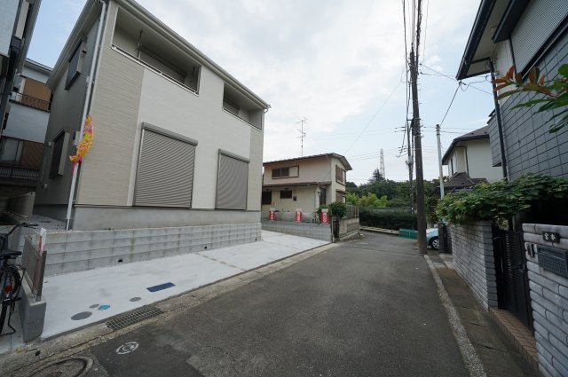 保土ヶ谷新井町　新築戸建【成約】の前面道路含む現地写真|ナチュラルカラーが清潔感のある外観のお住まい