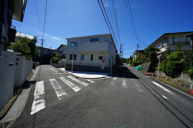 保土ヶ谷区法泉３丁目　全２棟新築戸建【成約】の前面道路含む現地写真