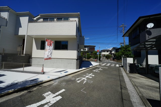 保土ヶ谷区法泉３丁目　全２棟新築戸建【成約】の前面道路含む現地写真