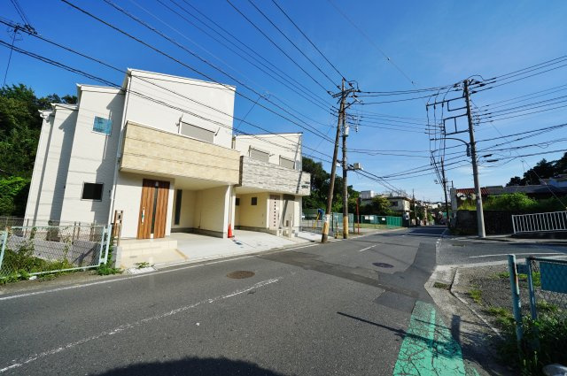 ロフトの付いた4LDKの間取りで、LDKは17帖♪愛車に嬉しいビルドインガレージ付きの新井町新築戸建の前面道路含む現地写真