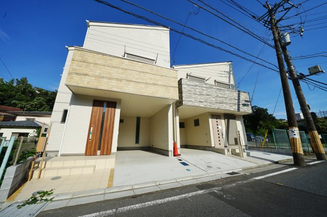 ロフトの付いた4LDKの間取りで、LDKは17帖♪愛車に嬉しいビルドインガレージ付きの新井町新築戸建の外観
