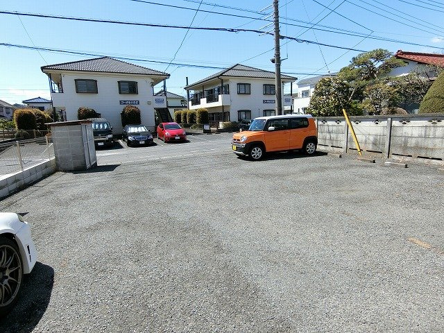 ドエル熊川の駐車場