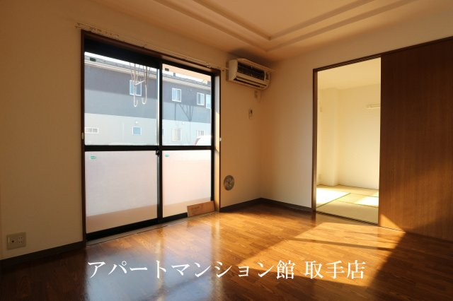 戸頭海老原ハイツの居間・リビング