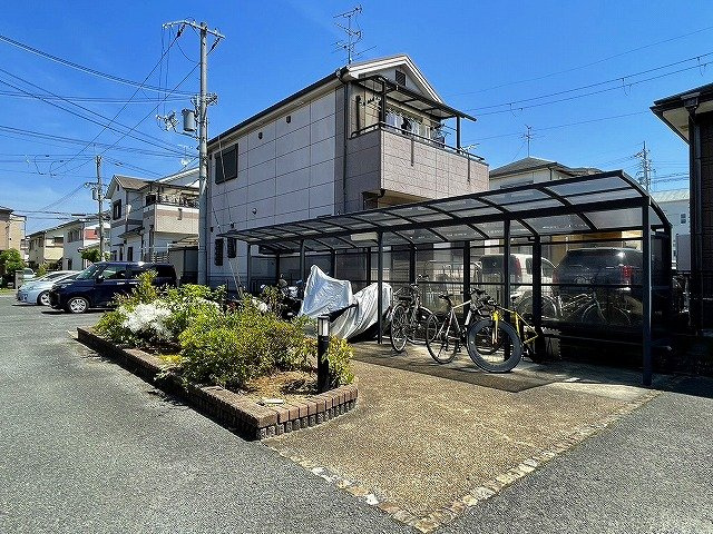 エスポワールA（南紀寺町）のその他共用部分|ゆったりとした駐輪スペースです。