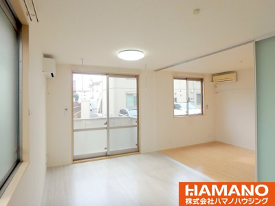 【居間・リビング】 | ウェリナパレス | おしゃれな居間です（角部屋タイプの写真です（反転タイプ））