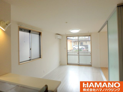 【居間・リビング】 | ウェリナパレス | おしゃれな居間です（角部屋タイプの写真です（反転タイプ））