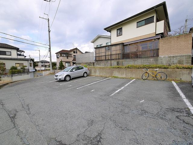 パディ平松の駐車場|車をお持ちの方に嬉しい駐車場付きの物件です