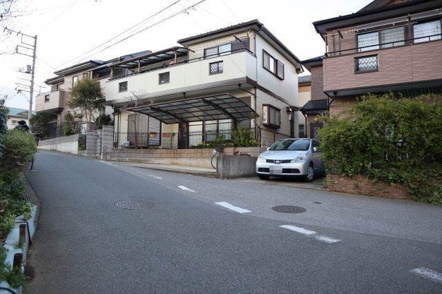 習志野市藤崎１丁目　お手頃戸建情報　南側６ｍ公道面　平成１２年建築の前面道路含む現地写真