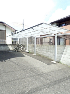 【その他共用部分】 | 屋根付きの駐輪場で雨が降っても大切な自転車が濡れなくてすみますね♪駅まで自転車もおすすめです！