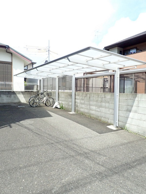 【その他共用部分】 | サンワハイツ | 屋根付きの駐輪場で雨が降っても大切な自転車が濡れなくてすみますね♪駅まで自転車もおすすめです！