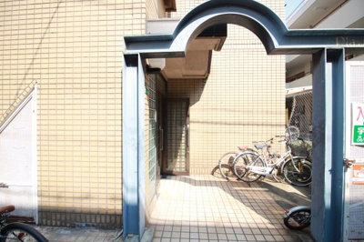 【エントランス】 | プラザイーグル | 清潔なエントランスです