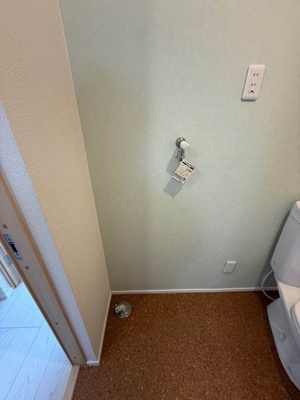 【設備】 | Moca House/モカハウス | トイレの横にある室内洗濯機置き場です♪室内に置けるので洗濯機が傷みにくい☆