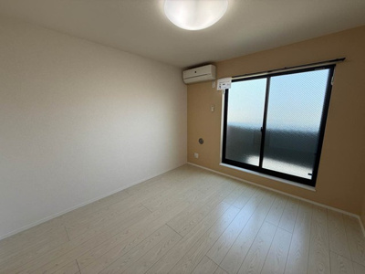 【洋室】 | Moca House/モカハウス | 南東向き洋室6.7帖☆バルコニーに繋がる角部屋です♪エアコン付きで一年中快適に過ごせちゃいます！