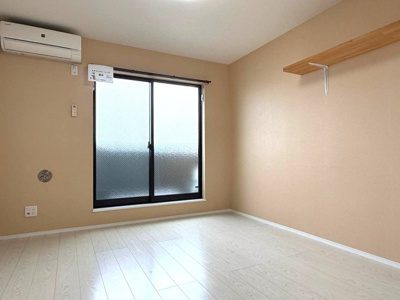 【洋室】 | Moca House/モカハウス | 南東向き洋室6.7帖☆バルコニーに繋がる角部屋です♪エアコン付きで一年中快適に過ごせちゃいます！