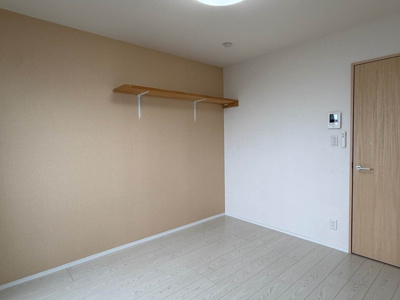 【寝室】 | Moca House/モカハウス | 南東向き洋室6.7帖☆バルコニー側からの眺めです！上部に棚が付いていて、インテリア小物を飾って楽しむこともできます♪