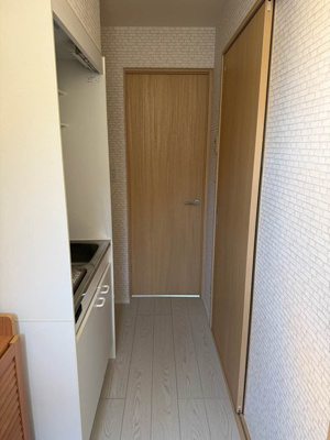【玄関】 | Moca House/モカハウス | 玄関から室内への景観です♪キッチンの奥に洋室6.7帖のお部屋があります♪