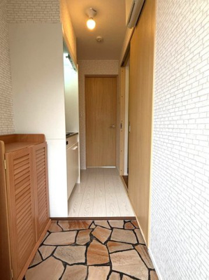 【玄関】 | Moca House/モカハウス | 玄関から室内への景観です♪キッチンの奥に洋室6.7帖のお部屋があります♪