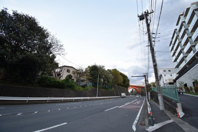 【周辺】 | パレスレージ山手石川町 | 前面道路