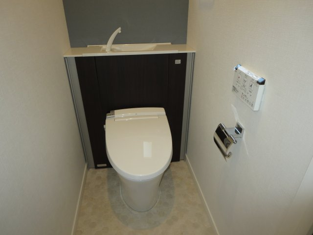 西小岩5丁目戸建のトイレ