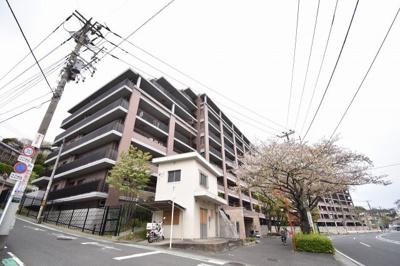 【外観】 | 横濱山手テラス弐番館 | 南東・北東の角部屋につき採光・通風良好。住まいの独立性を高める玄関ポーチ付♪