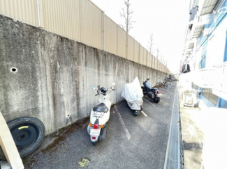 【その他共用部分】 | 敷地内にバイク置き場を完備しています！お気軽にご相談ください☆